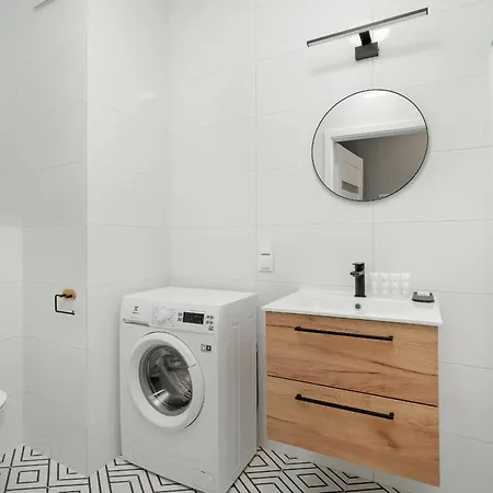 Spacious With Balcony And Gym By Renters